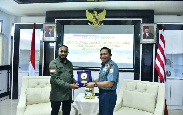 Pangkoarmada III memberikan cenderamata kepada anggota DPR RI Yan Permenas Mandenas. Kamis (28/4/2022) 