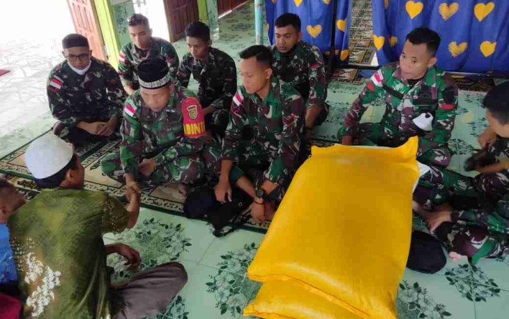 Pabintal Satgas Yonif 144/JY menyerahkan zakat fitrah ke pengurus masjid. Kamis (28/4/2022)