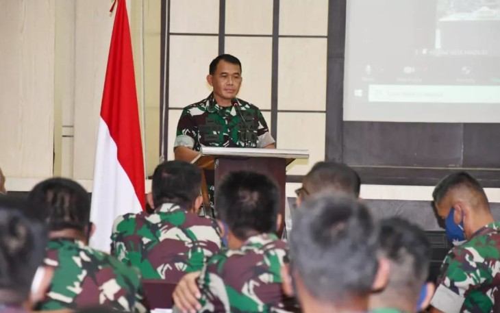 Wejangan Danrem 081/DSJ saat melepas prajuritnya cuti lebaran di Makorem 081/DSJ Kamis (28/4/2022)