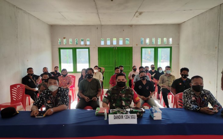 Dandim vidcon bersama Danrem 121/Abw di lokasi TMMD. Jum'at (29/4/2022) 