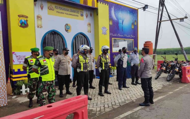 Pos pam arus mudik berikan rasa aman pemudik di wilayah Kodim 0807/Tulungagung. Jum'at (29/4/2022)