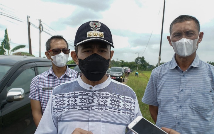 Bupati Haryanto didampingi Kepala DPUTR H. Sudarno ketika monitoring ruas jalan