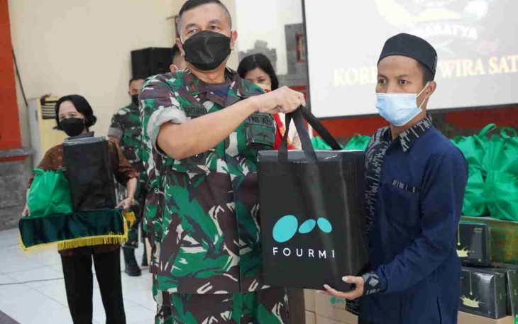 Danrem 163/WS berikan bingkisan sembako di panti asuhan. Minggu (01/05/2022)