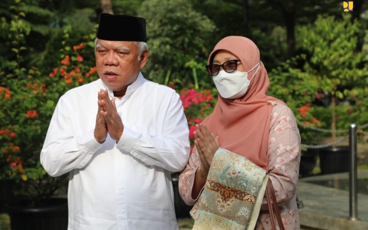 Menteri Basuki bersama istri usai shalat Ied di masjid Assalam Jakarta. Senin (02/05/2022)