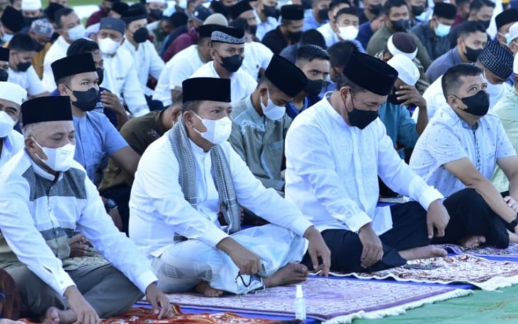 Pangkoarmada III (pakai selendang) melaksanakan salat id. Senin (02/05/2022)