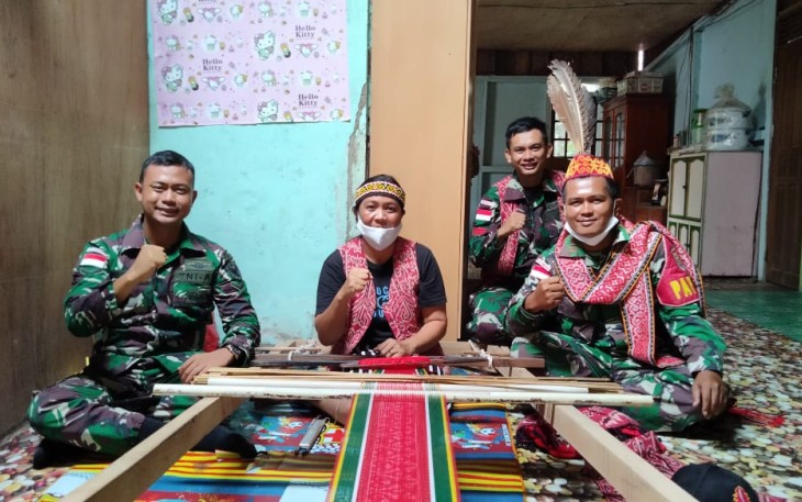 Kerajinan menenun Sidan warga Dayak. Selasa (03/05/2022)
