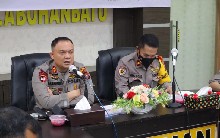 Kapolres Labuhanbatu memberikan arahan jajarannya. Rabu (04/05/2022)