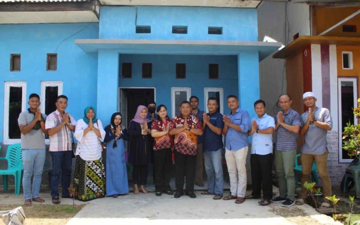 Silaturahmi lebaran Danmenbapur 3 Marinir (tengah baju batik) di rumah prajuritnya. Selasa (03/05/2022)
