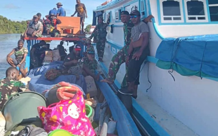 Satgas TMMD Ke-113 Kodim 1707/Merauke bongkar muat di pelabuhan kabupaten Mappi. Rabu (04/05/2022)