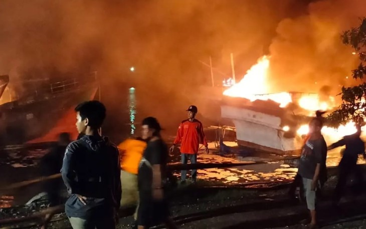 Si jago merah hanguskan kapal di dermaga Wijayapura Cilacap. Selasa (03/05/2022)