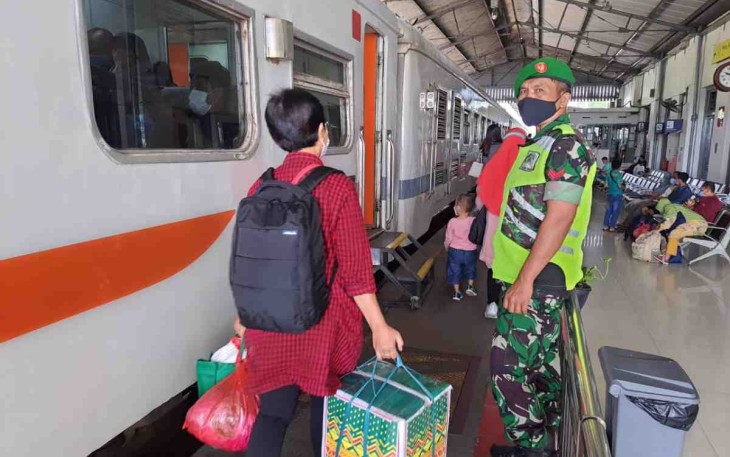 Babinsa berikan rasa aman pemudik lebaran. Jum'at (06/05/2022)