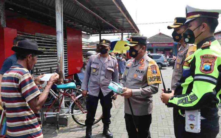 Kapolres Blitar Kota bagikan masker pengunjung kawasan makam Bung Karno. Sabtu (07/05/2022)