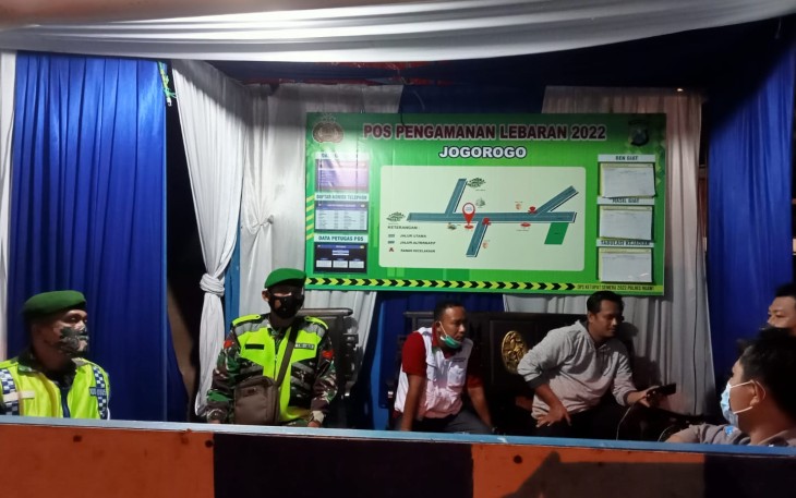 Koramil 08/Jogorogo turut serta pengamanan arus mudik di pos terpadu. Minggu (08/05/2022)