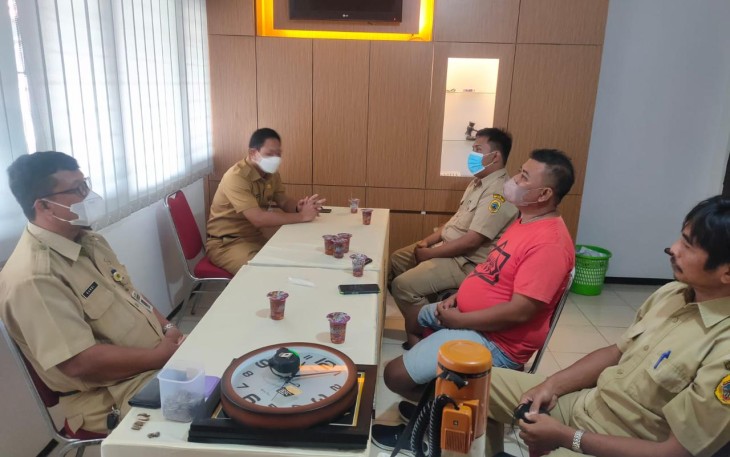 Pertemuan Dinporapar dan  pengelola parkir stadion disaksikan Kades Winong 