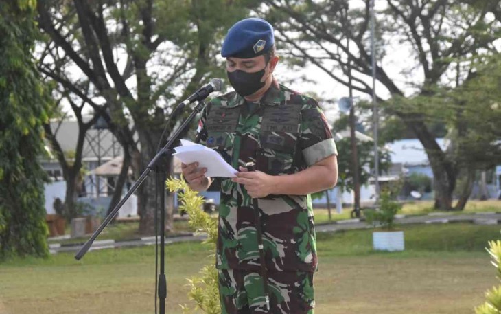 Danlanud Maimun Saleh saat memberikan arahan ke prajuritnya dalam apel khusus. Senin (09/05/2022)