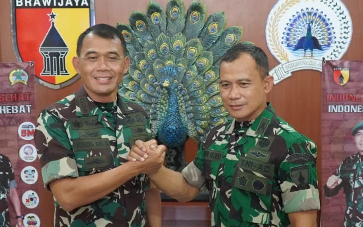 Kolonel Inf Waris (kiri) berjabat tangan dengan Kolonel Inf Deni Rejeki di Makorem. Senin (09/05/2022)