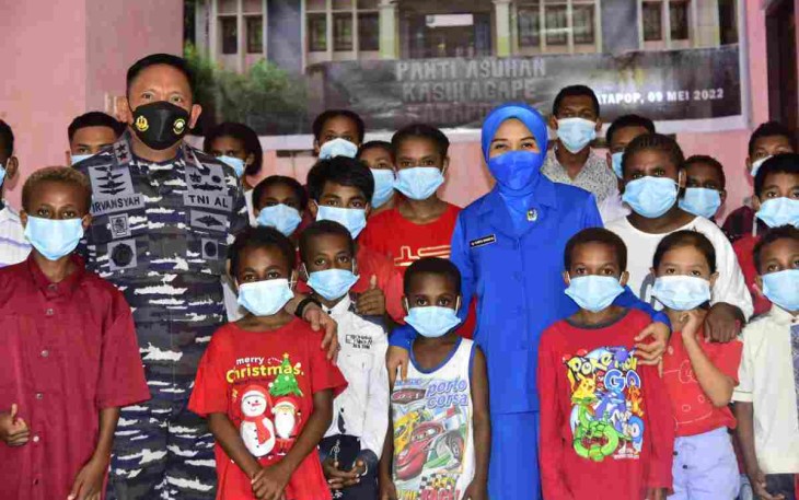 Pangkoarmada III dan Ketua DJA III bersama anak-anak panti asuhan Agape Sorong. Senin (09/05/2022)
