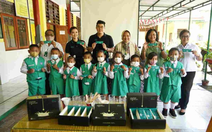 Foto bersama Fourmi Foundation di Yayasan Kartika Jaya Denpasar. Senin (09/05/2022)