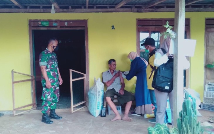 Dampingi warga binaannya vaksinasi booster. Selasa (10/05/2022)