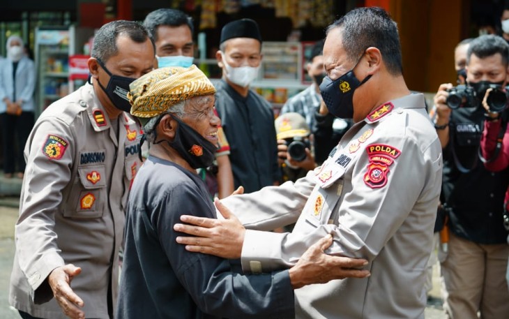 Kapolda Jabar disambut hangat tokoh sesepuh kampung Naga. Selasa (10/05/2022)