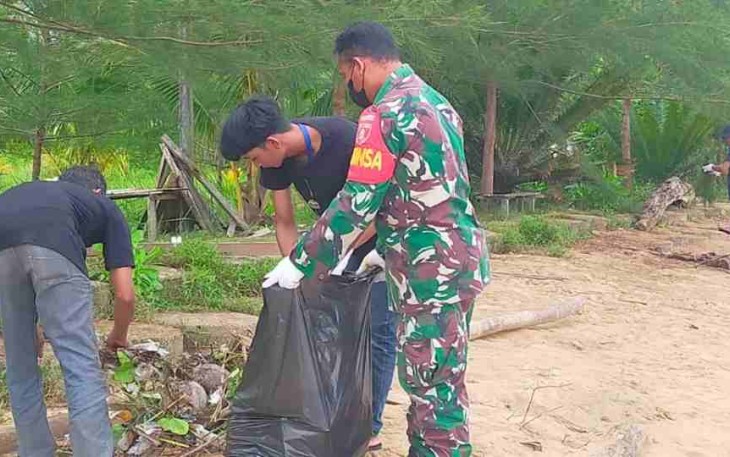 Bersihkan sampah plastik di pantai Tanjung Jumlai. Selasa (10/05/2022)