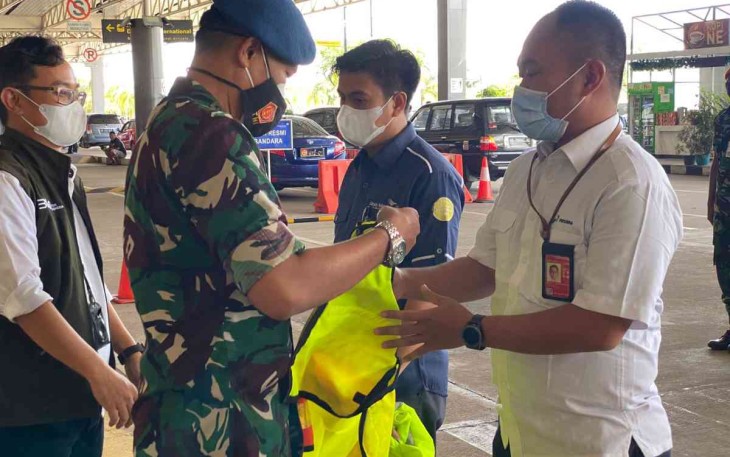 Kadisops Lanud Supadio secara simbolis melepas rompi pam berakhirnya Posko Terpadu Lebaran. Selasa (10/05/2022)