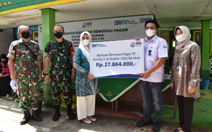 Penyerahan bantuan dari BRI untuk TK Kartika V-25 Barabai