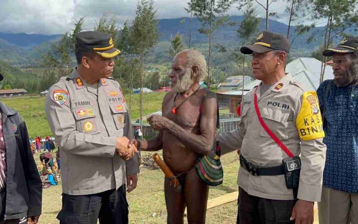 AKBP Yamin Dian Priono saat berjabat tangan dan berbincang hangat dengan tokoh adat di distrik Ilaga. Selasa (10/05/2022)