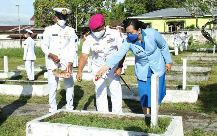 Danmenbanpur 3 Marinir (tengah) tabur bunga di TMP Trijaya Sakti Sorong. Rabu (11/05/2022)