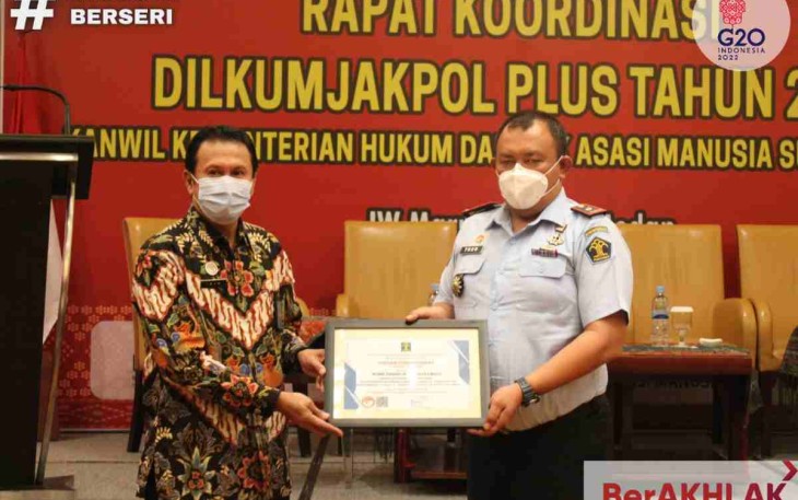 Kanwil Kemenkumham Sumut (kiri) berikan piagam penghargaan. Kamis (12/05/2022)