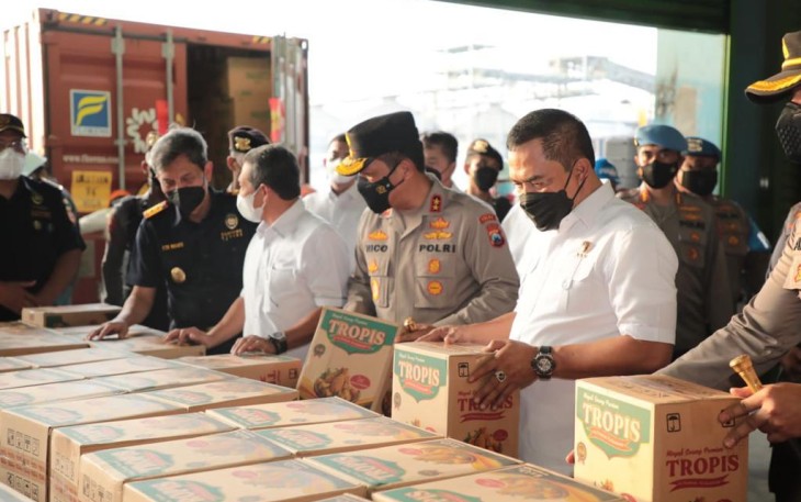 Aksi penyelundupan 8 kontainer minyak goreng berhasil digagalkan melalui pelabuhan Tanjung Perak Surabaya. Kamis (12/05/2022)