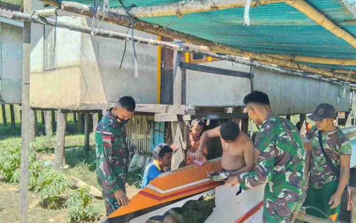 Bantu warga membuat perahu kayu di perbatasan. Kamis (12/05/2022)