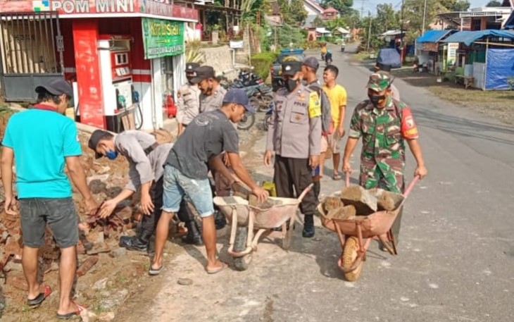 Serda Eko berjibaku bersama warga bangun talud. Jum'at (13/05/2022)