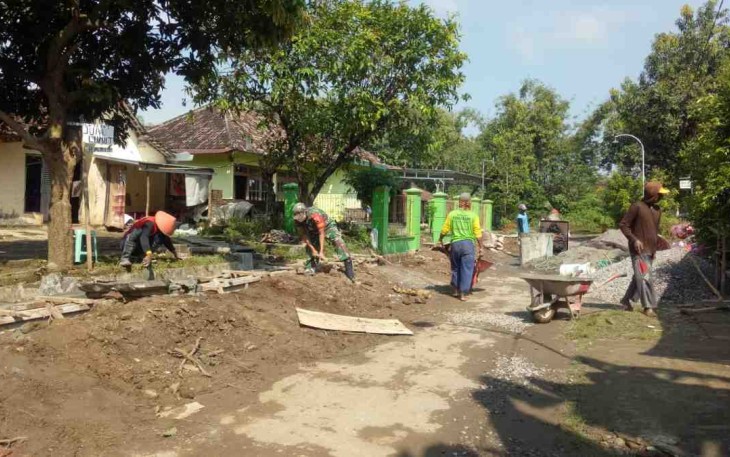 Gotong royong bersama warga membuat saluran air. Sabtu (14/05/2022)