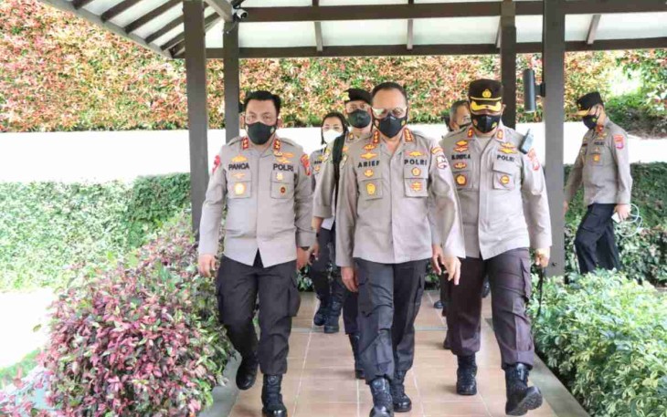 Kapolres Simalungun (kanan) dampingi Kabaharkam Polri di Kota Parapat. Jum'at (13/05/2022)