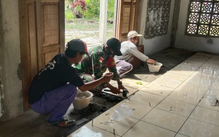 Pasang keramik lantai surau di perbatasan. Sabtu (14/05/2022)