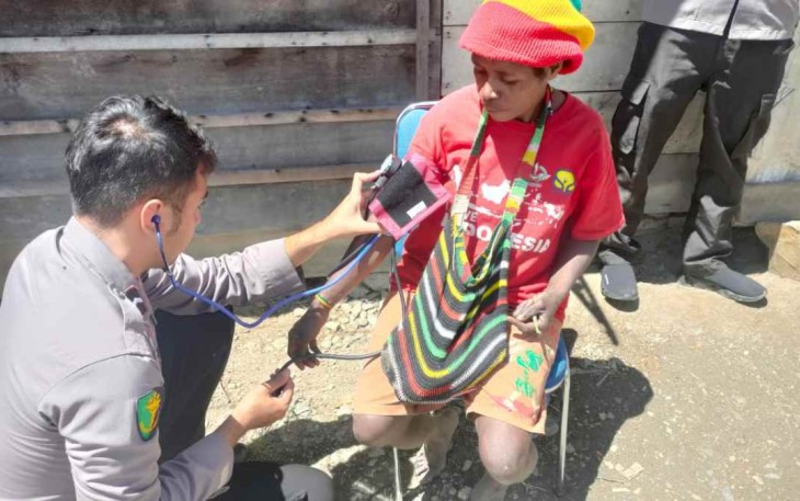 Gesit dan lincah Tim Medis langsung sambangi rumah warga Sugapa berikan pengobatan gratis. Jum'at (13/05/2022)