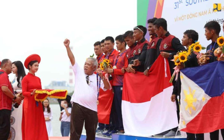 Mentri Basuki angkat tangan ke atas, saat mengikuti prosesi penerimaan medali emas di Vietnam. Sabtu (14/05/2022)