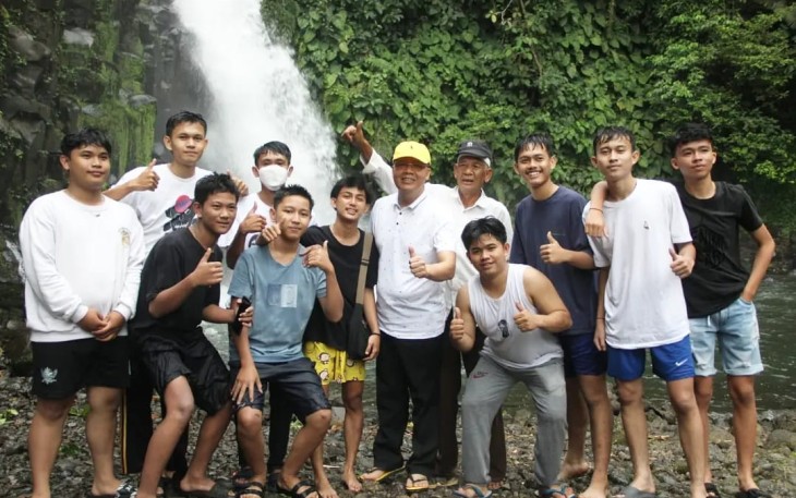 Foto bersama Gubernur Bengkulu, Rohidin saat berwisata di Air Terjun Trombon, Desa Daspetah, Kecamatan Ujan Mas, Kabupaten Kepahiang, Minggu (15/05/2022).