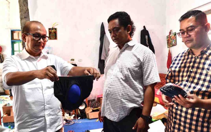 SeskemenkopUKM (kiri) saat mengunjungi pelaku UMKM di kabupaten Kuningan. Minggu (15/05/2022) 