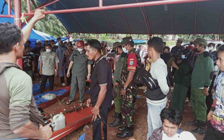 Lettu Inf Sunahar pantau langsung lomba perahu tradisional Katingting. Senin (16/05/2022)