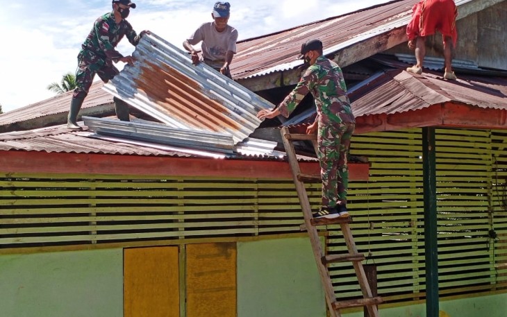Panas terik tidak menghalangi satgas benahi atap balai desa. Selasa (17/05/2022)