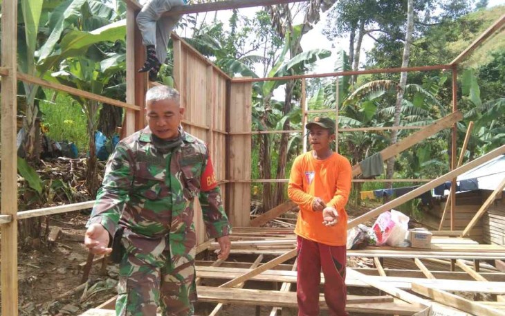 Sertu Sanu bersama warga bergotong royong dirikan rumah warga