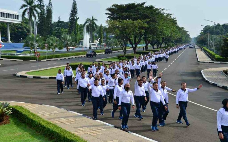 Kasal melambaikan tangan saat olahraga bersama di Mabesal. Selasa (17/05/2022)