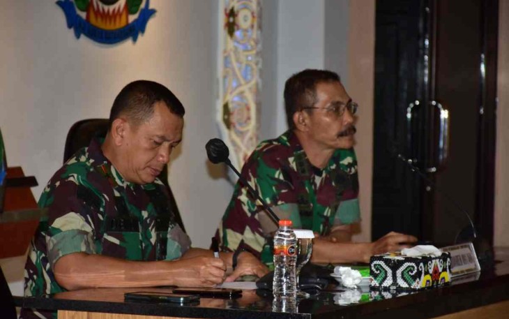 Danrem 091/ASN (kiri) saat vidcon bersama Panglima TNI. Selasa (17/05/2022)