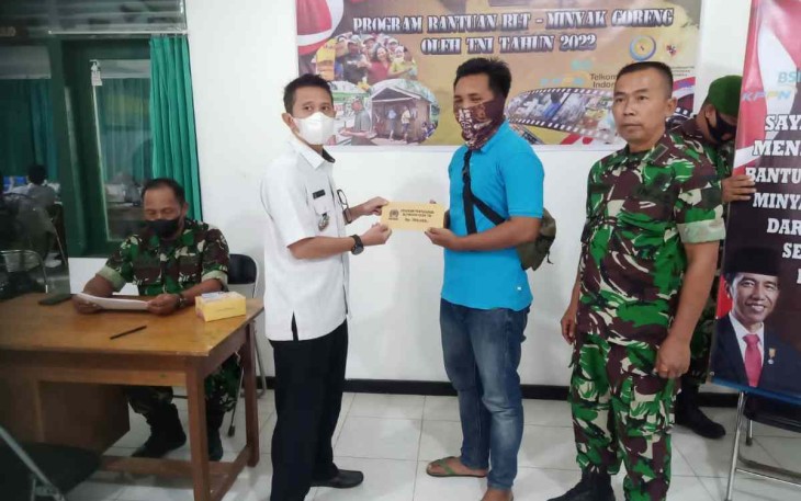 Danramil 04/Sangasanga (kanan) salurkan BTPKLWN di wilayah teritorialnya. Rabu (18/05/2022)