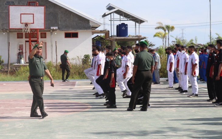 Personel Kodim 1016 Palangka Raya saat memberikan pembinaan dan pengenalan wawasan kebangsaan serta Cinta NKRI kepada siswa SMK Karsa Mulya