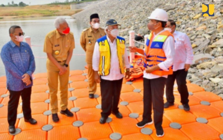 Menteri Basuki saat mendampingi presiden Joko Widodo tinjau pembangunan waduk. Rabu (18/05/2022)