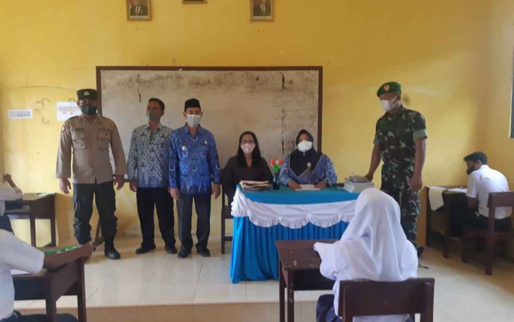 Serda Yulianto saat memantau ujian nasional di sekolah. Rabu (18/05/2022)