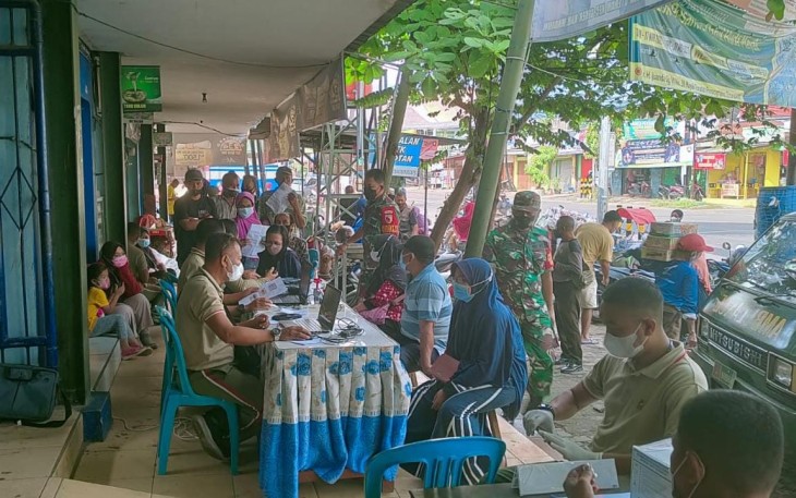 Antusias warga mengikuti vaksinasi di pasar Pagotan